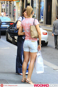 martina-colombari-shopping-tattoo-milano-2012-1.jpg