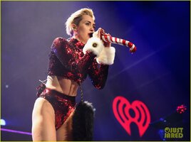 miley-cyrus-twerks-on-santa-claus-at-kiis-fm-jingle-ball-2013-06.jpg