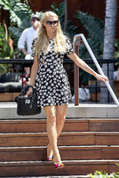 Paris_Hilton_at_the_Country_Mart_in_Malibu_July_6_2013_11.jpg