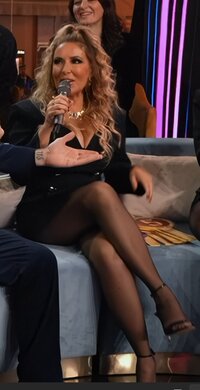 selvaggia lucarelli cosce collant tacchi minigonna milf bionda (14).jpg