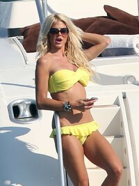 Victoria+Silvstedt+Flaunts+Hot+Bod+Mega+Yacht+xvG9LI1BCvAx.jpg