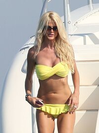 Victoria+Silvstedt+Flaunts+Hot+Bod+Mega+Yacht+6nsZ5ktpQNdx.jpg