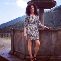 Silvia Avallone milf mora v se riccia cosce minigonna dsbra d.jpg