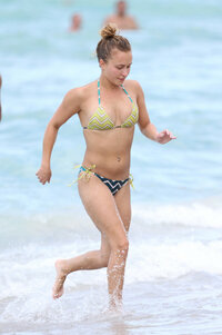 Hayden-Panettiere-Bikini-Candids-MQ-19.jpg