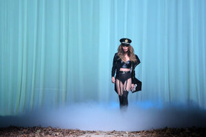 20131024-Nina-Moric-runway-4.jpg