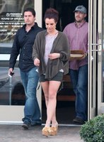 Britney Spears - Out for lunch in Agoura Hills  009.jpg