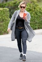 883966932_hilary_duff_pokies_out_and_about_in_la_04_122_411lo.jpg