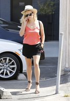 Reese_Witherspoon_Leaving_a_Hair_Salon_in_Beverly_Hills_May_1_2014_37-05022014153802u.jpg
