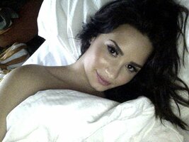 xdemi-in-bed.jpg