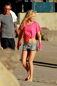 kate-hudson-on-set-of-a-photoshoot-in-malibu-11102014-4.jpg