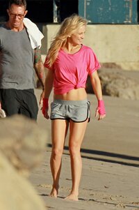 kate-hudson-on-set-of-a-photoshoot-in-malibu-11102014-5.jpg