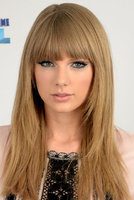 taylor-swift-blue-eyeliner-cat-eye-silver-taupe-shading-front-w724.jpg