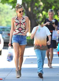 kate-hudson-out-amp-about-in-la-april-2-15-pics-3.jpg