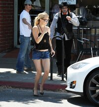 kate-hudson-in-jeans-shorts-out-and-about-in-los-angeles_1.jpg