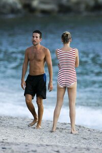 uma-thurman-a-sunset-at-do-brazil-bar-on-shell-beach-november-162015-x40-20.jpg