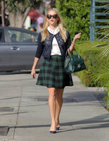 reese-witherspoon-out-amp-about-in-santa-monica-december-8-35-pics-20.jpg