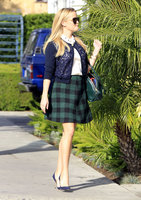 reese-witherspoon-out-amp-about-in-santa-monica-december-8-35-pics-33.jpg