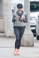 Reese-Witherspoon-in-Tights-Heading-to-yoga--04.jpg
