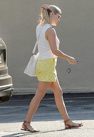 reese-witherspoon-in-yellow-shorts-out-in-brentwood-22016-10.jpg