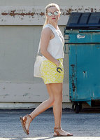 reese-witherspoon-in-yellow-shorts-out-in-brentwood-22016-15.jpg