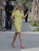 Reese-Witherspoon-in-Yellow-Dress-Shopping--09.jpg