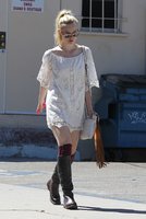 elle-fanning-out-and-about-in-los-angeles-160_9.jpg