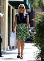 reese-witherspoon-out-shopping-in-los-angeles-62416-2.jpg