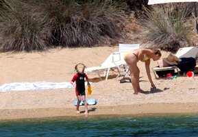 kate-hudson-bikini-candids-in-skiathos-island-july-24-32-pics-21.jpg