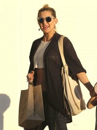 Kate-Hudson--Shopping-in-Malibu--04.jpg