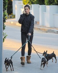Elisabetta-Canalis--Walking-her-dogs--01.jpg