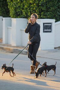 Elisabetta-Canalis--Walking-her-dogs--03.jpg