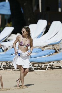 Kate-Hudson-in-Floral-Bikini-2017--33.jpg