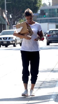 51711367_hqcelebcorner-10.jpg