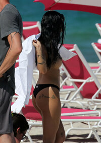 105196776_hqcelebcorner-30.jpg