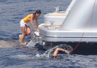 Silvia-Toffanin-at-a-luxury-yacht-in-Portofino-08.jpg