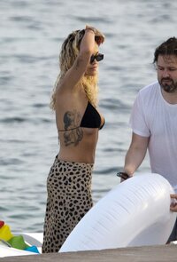117816573_hqcelebcorner-32.jpg