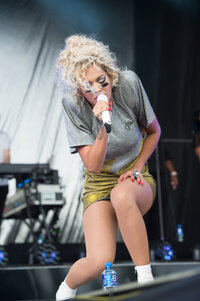127379606_hqcelebcorner_14.jpg