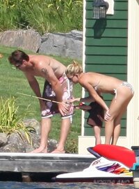 kate hudson in bikini 03.jpg