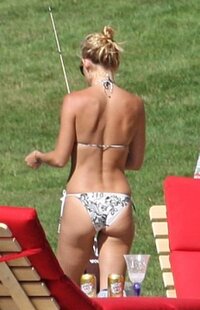 kate hudson in bikini 10.jpg