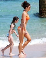 kate beckinsale in bikini arancione 03.jpg