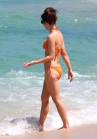kate beckinsale in bikini arancione 17.jpg
