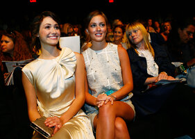 leighton meester con emmy rossum 04.jpg