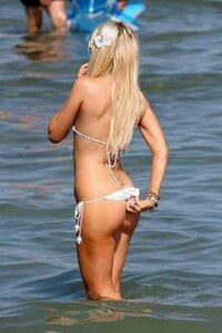 laura dzrewicka in bikini 13.jpg