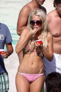 laura drzewicka in bikini 08.jpg