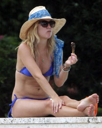 kate hudson in bikini 01.jpg