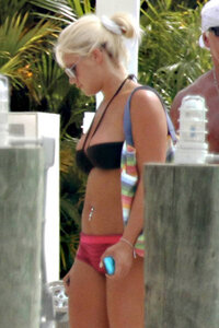 brooke hogan in bikini 03.jpg