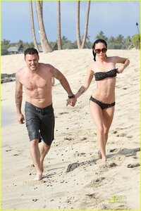 megan fox in beach 03.jpg
