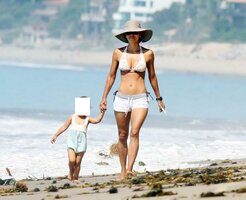 halle berry al mare 05.jpg