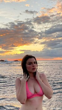 julia-fox-bikini.jpg