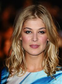 38865_RosamundPike_TheMadeinDagenhampremiere_London_200910_007_122_183lo.jpg